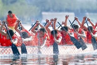 Địch Long: Ta ngay trước mắt trọng tài bị đẩy, hắn không thổi thì thôi, ngược lại muốn thổi ta giả té?